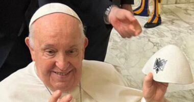 Papa Françesku fotografohet me plisin dhe shqiponjën dykrenare, Rama: Photo of the day!