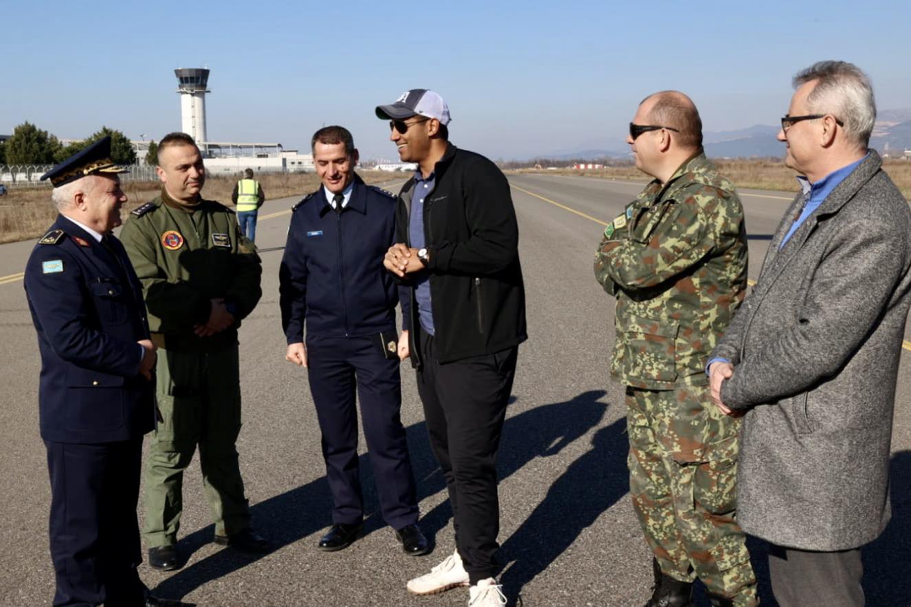 Mbërrijnë dy helikopterët Black Hawk, ministri Peleshi: Siguria e vendit, prioritet