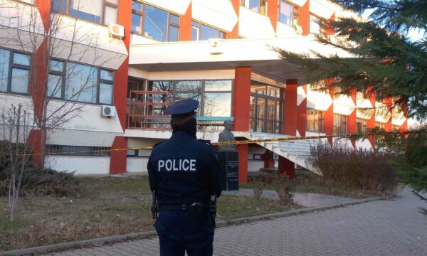 Lëndë shpërthyese në qendrën klinike Universitare të Kosovës, policia: Janë nga koha e pasluftës