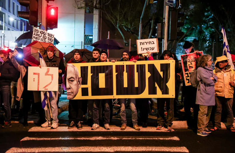 Netanyahu kritikon familjet e pengjeve: Protestat nuk ndihmojnë, thjesht vonojnë rezultatet që duam