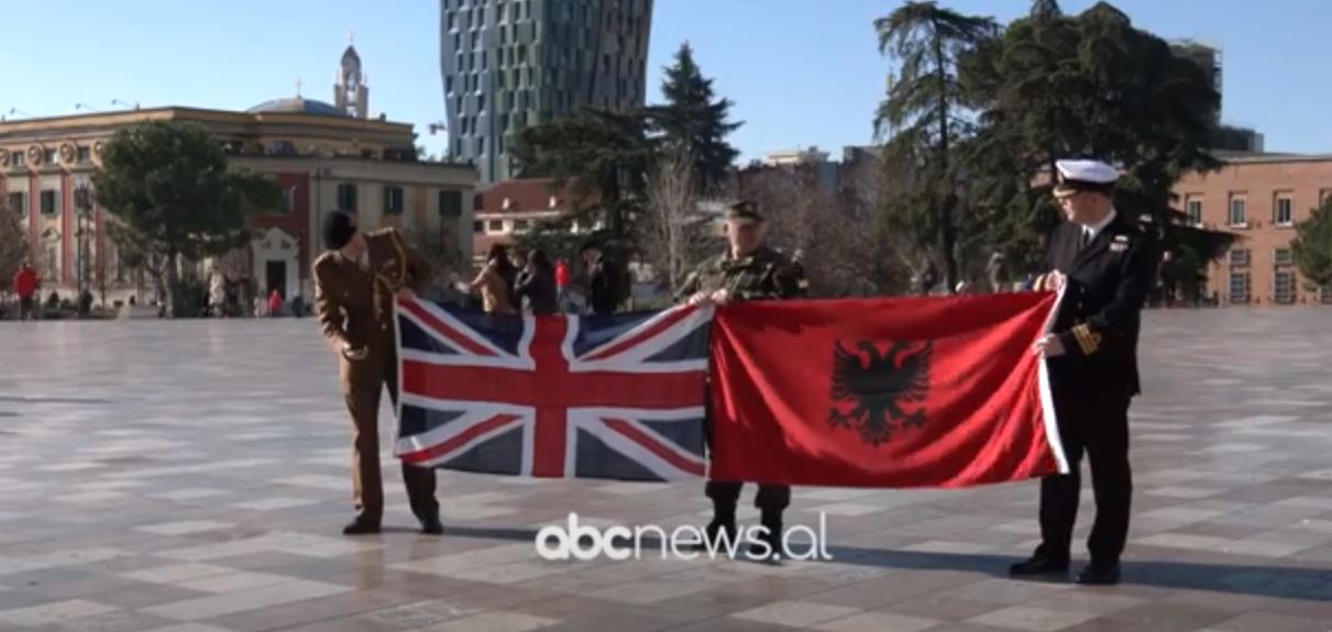 Helikopterët britanikë fluturojnë mbi Tiranë/ Demostrimi për 15 vjetorin e anëtarësimit të Shqipërisë në NATO