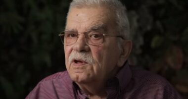 Veliaj i uron ditëlindjen ikonës së teatrit dhe kinematografisë shqiptare, Robert Ndrenika