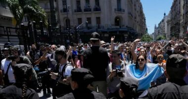 “Vendi nuk është në shitje”, protesta masive kundër presidentit argjentinas