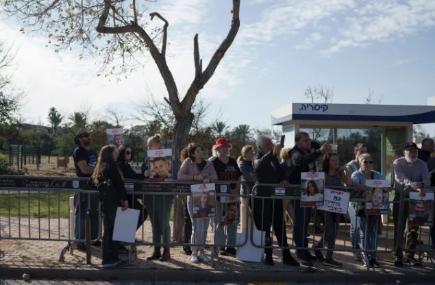 FOTO/ Izraelitët protestojnë jashtë rezidencës së Netanyahu për lirimin e pengjeve