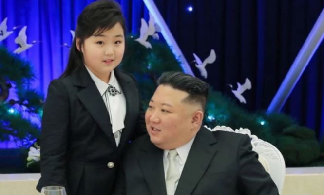 Trashëgimtarja e fronit vetëm 10 vjeç, Kim Jong Un prezanton publikisht vajzën e tij