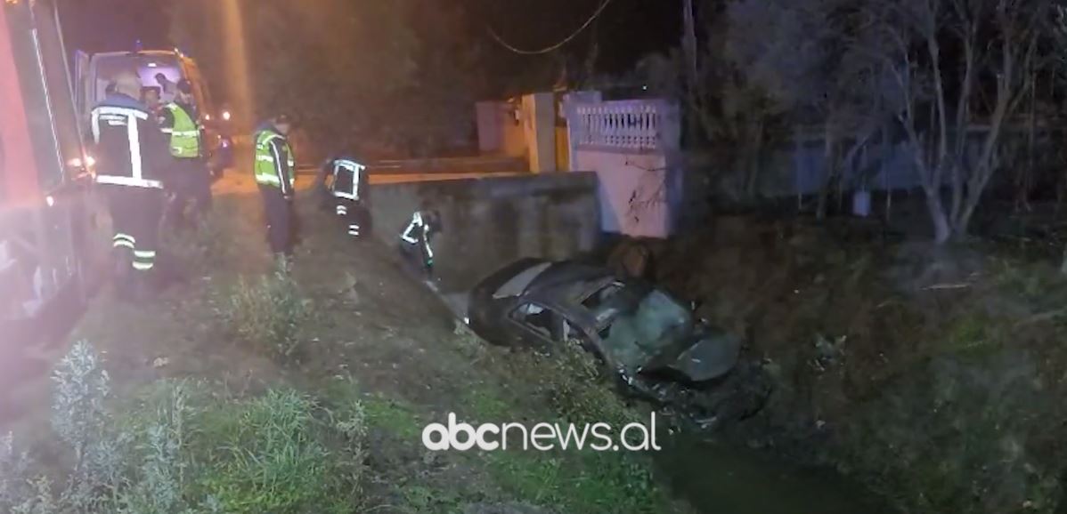 VIDEO/ Makina del nga rruga dhe përfundon në kanal, lëndohet shoferi