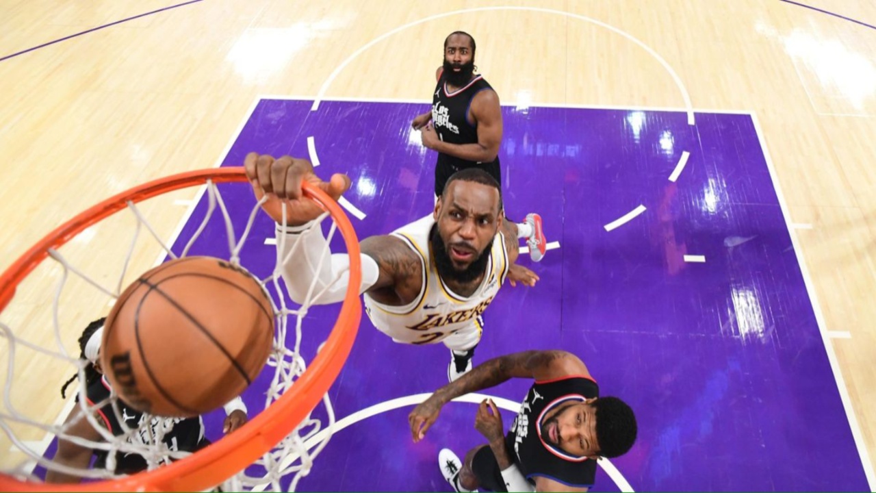 Lakers fitojnë derbin, LeBron James kthehet lider, Clippers dorëzohen 106-103