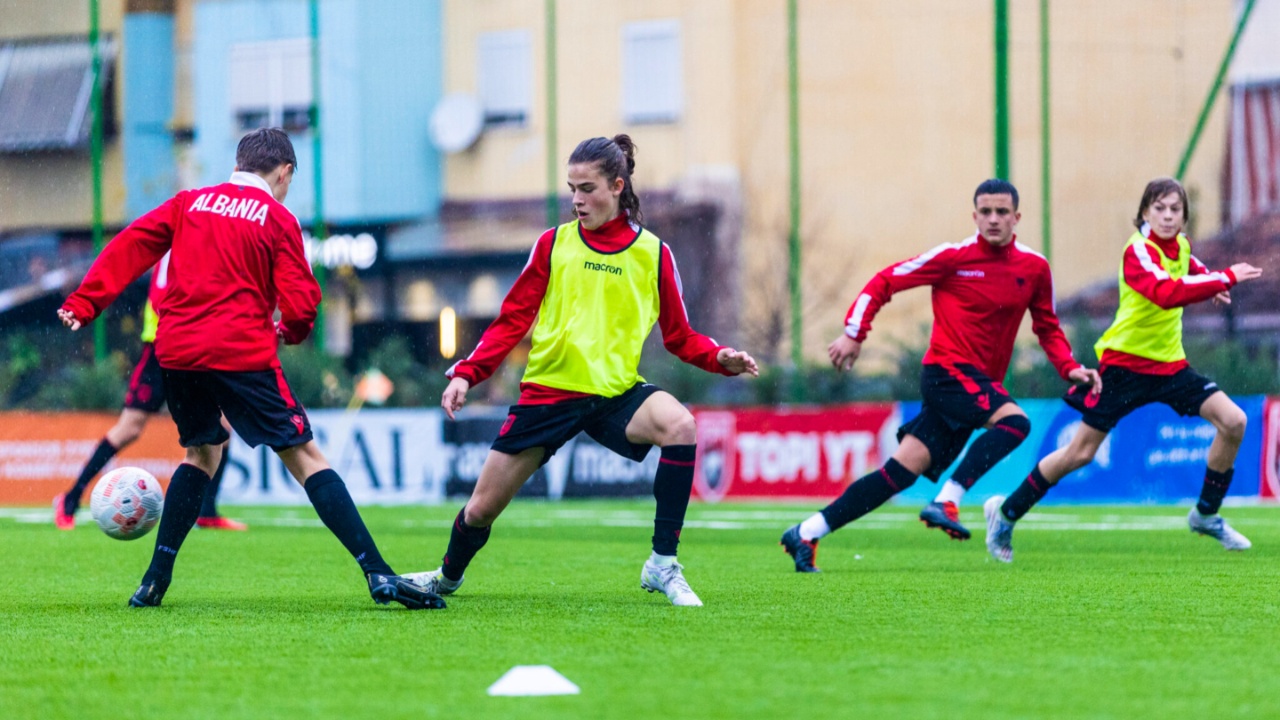 Projekti “Step by Step”/ Trajnerët e ekipeve Kombëtare zbresin në fushë me lojtarët e grup-moshës U15 e U17