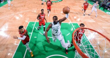 NBA/ Fitojn&euml; favorit&euml;t, Boston e Denver tregojn&euml; &ldquo;dh&euml;mb&euml;t&rdquo;, shk&euml;lqejn&euml; Harden e Durant