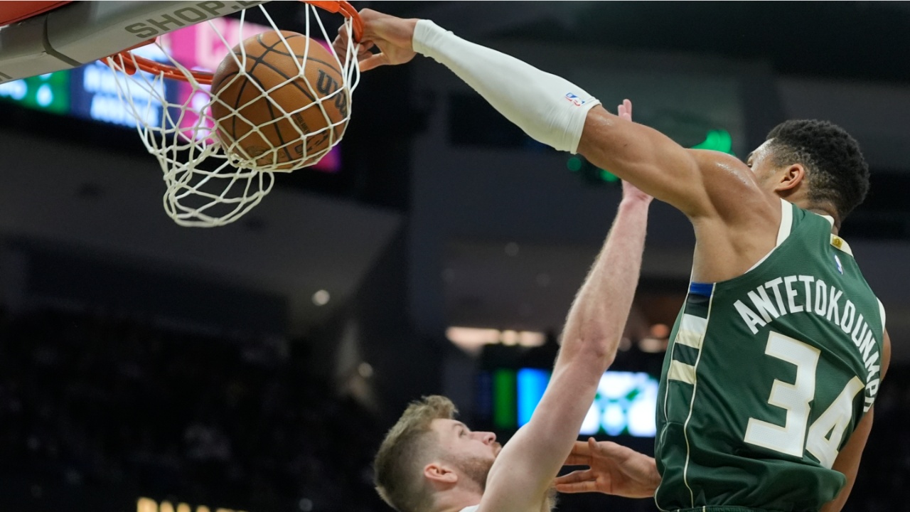 Giannis shkëlqen sërish, basketbollisti grek nuk ndalet, Milwaukee mund Cleveland