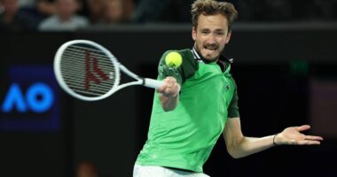Tenis/ Medvedev spektakolar, rusi &ldquo;p&euml;rmbys&rdquo; Zverev p&euml;r finalen e madhe t&euml; &ldquo;Australian Open&rdquo;