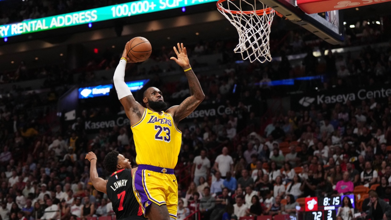 NBA/ Lakers zhgënjejnë “Mbretin”, LeBron James gati të nisë “aventurën” e radhës