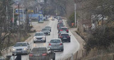Aksidenti në Qukës, radhë e gjatë e automjeteve që udhëtojnë drejt Tiranës