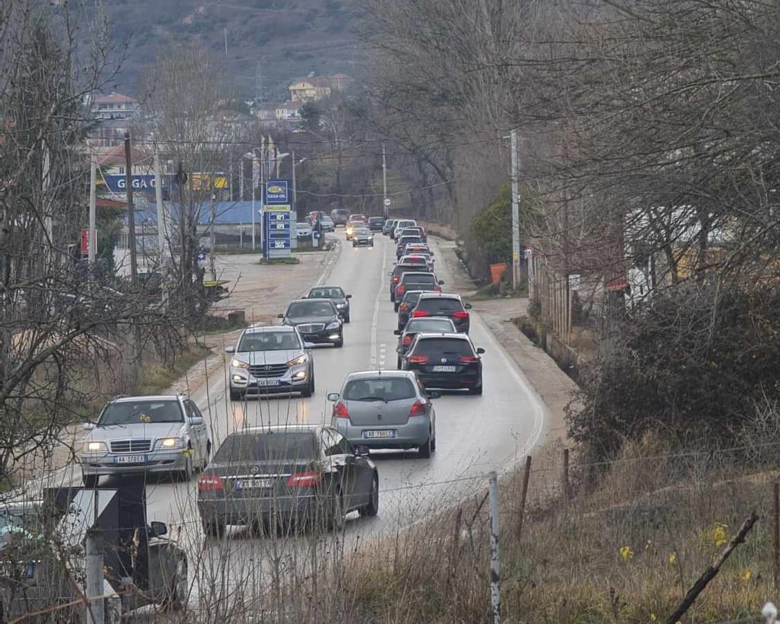 Aksidenti në Qukës, radhë e gjatë e automjeteve që udhëtojnë drejt Tiranës