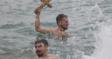 Hedhja e kryqit në ujë/ Riti i besimtarëve të krishterë, simbolizon pagëzimin e Krishtit