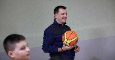 Përurohet palestra e gjimnazit “Ismail Qemali”, Veliaj: Të gjithë bashkë bëjmë punë të mira që i mbeten qytetit