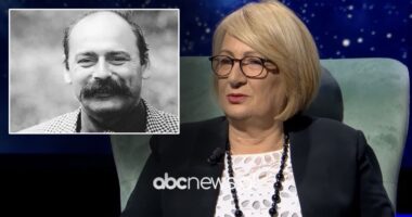 Bashkëshortja e Teodor Kekos tregon njohjen me poetin: Pas një viti miqësi lindi dashuria, u puthëm në park 30 minuta