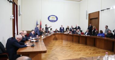 Zgjedhorja “e provon përsëri” të premten/ Gjiknuri dhe Alibeaj thërrasin mbledhje fizike pas sherrit të parë