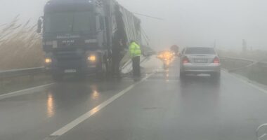 Erë e fortë në Lezhë/ Kamioni rrezikon përmbysjen në rrugë. Trafik i rënduar