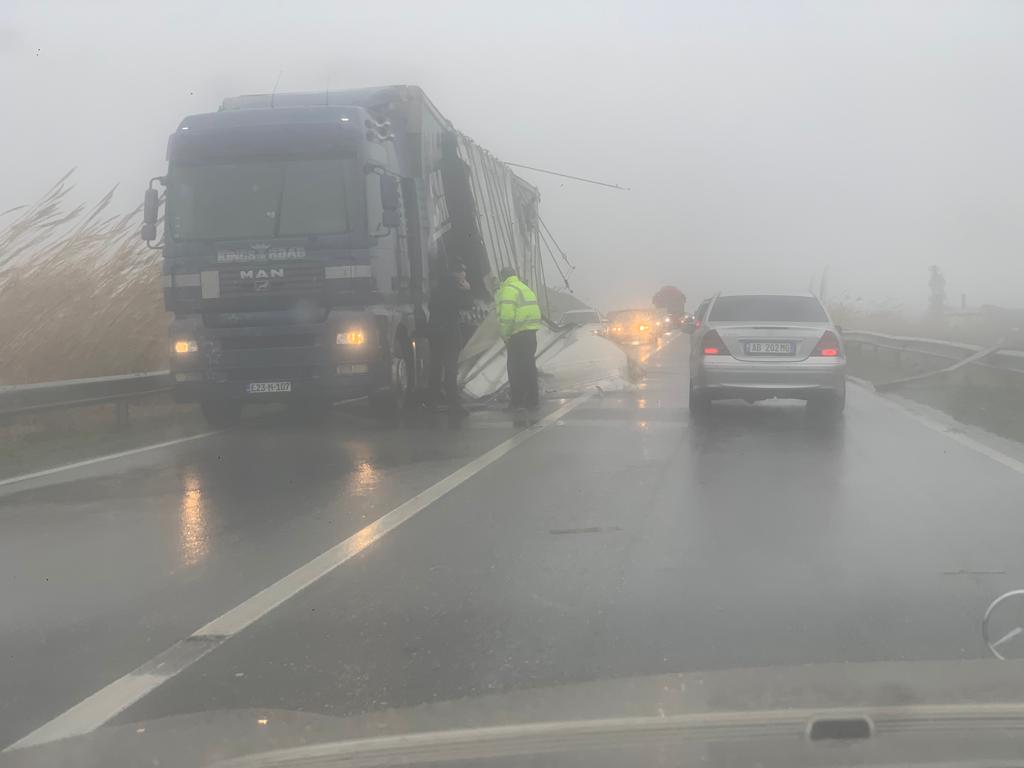 Erë e fortë në Lezhë/ Kamioni rrezikon përmbysjen në rrugë. Trafik i rënduar