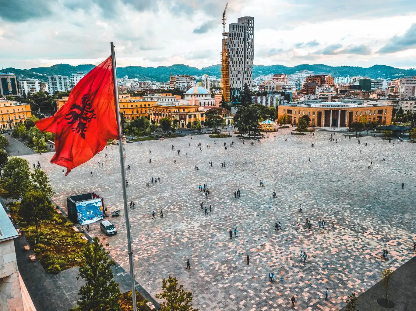 “El Debate”: Tirana një qytet i gjallë me një histori të pasur