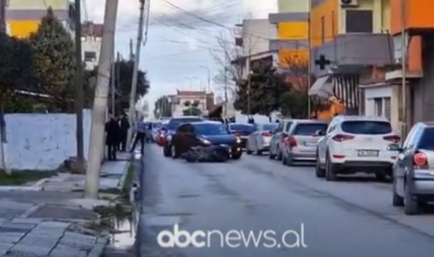 VIDEO/ Aksident në Fier, motori përplaset me një automjet