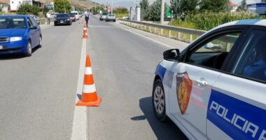 Aksident në autostradën “Elbasan-Tiranë”/ Përplasen dy automjete, merr flakë njëri prej tyre
