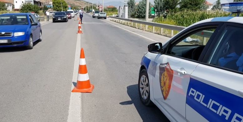 Aksident në autostradën “Elbasan-Tiranë”/ Përplasen dy automjete, merr flakë njëri prej tyre