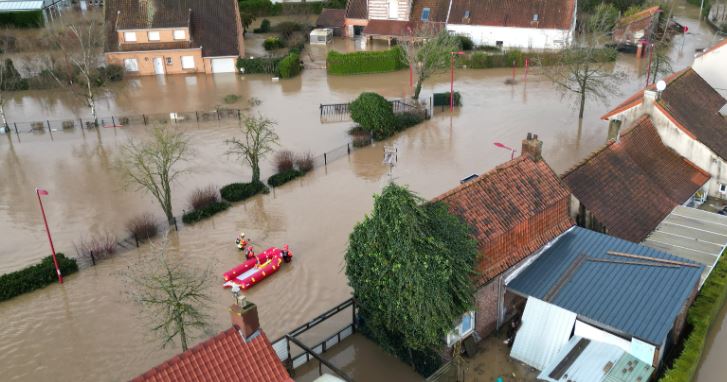 Situatë kaotike në Britani/ Lumenjtë vërshojnë nga shirat e dendur