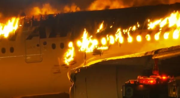 Momenti i përplasjes së avionëve në aeroportin e Tokyo-s, pesë anëtarë të aeroplanit të rojës bregdetare të zhdukur