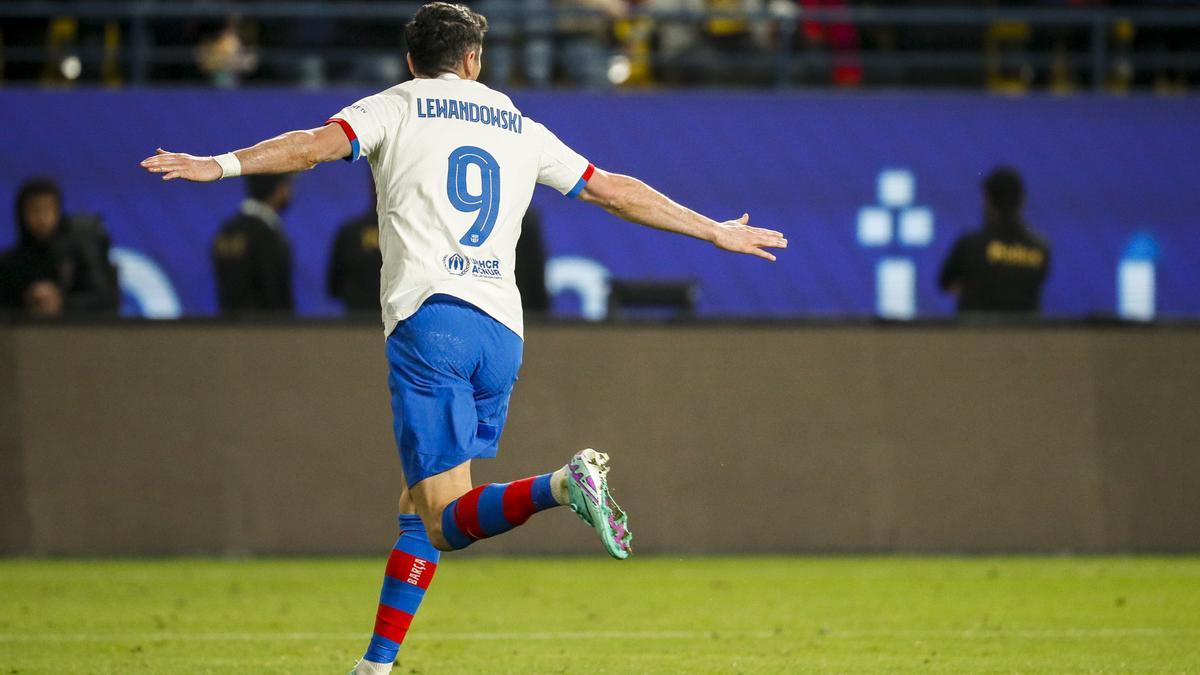 VIDEO/ “El Clasico” vendos Superkupën, Barça fiton lehtshëm ndaj Osasuna dhe gjen “Galaktikët” në finale