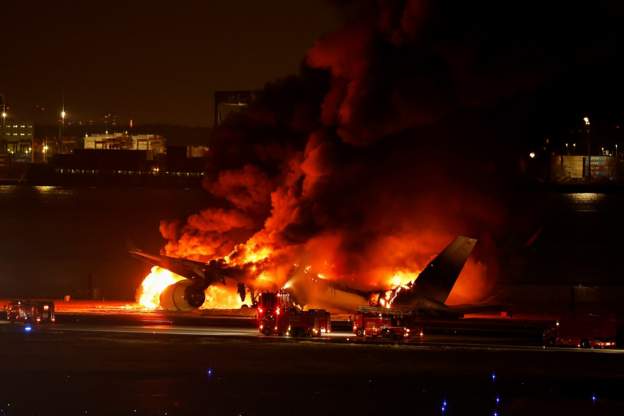 VIDEO/ Alarm në aeroportin e Tokyo-s, avioni me rreth 400 persona përfshihet nga flakët gjatë uljes