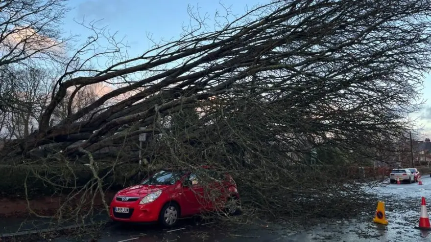 Stuhia Hank “paralizon” Britaninë/ Rrugët e mbyllura, anulimet e trenave dhe familjet pa energji