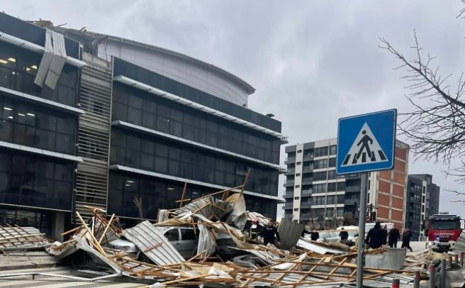 Shembet çatia e Komunës në Prishtinë, lëndohet një vajzë, dërgohet me urgjencë në spital