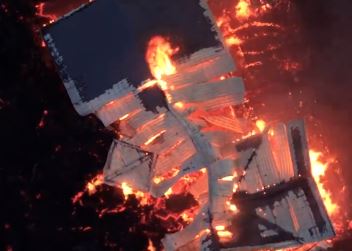 VIDEO/ Pamje me dron, shtëpia përfshihet nga flakët për shkak të shpërthimit të vullkanit në Islandë