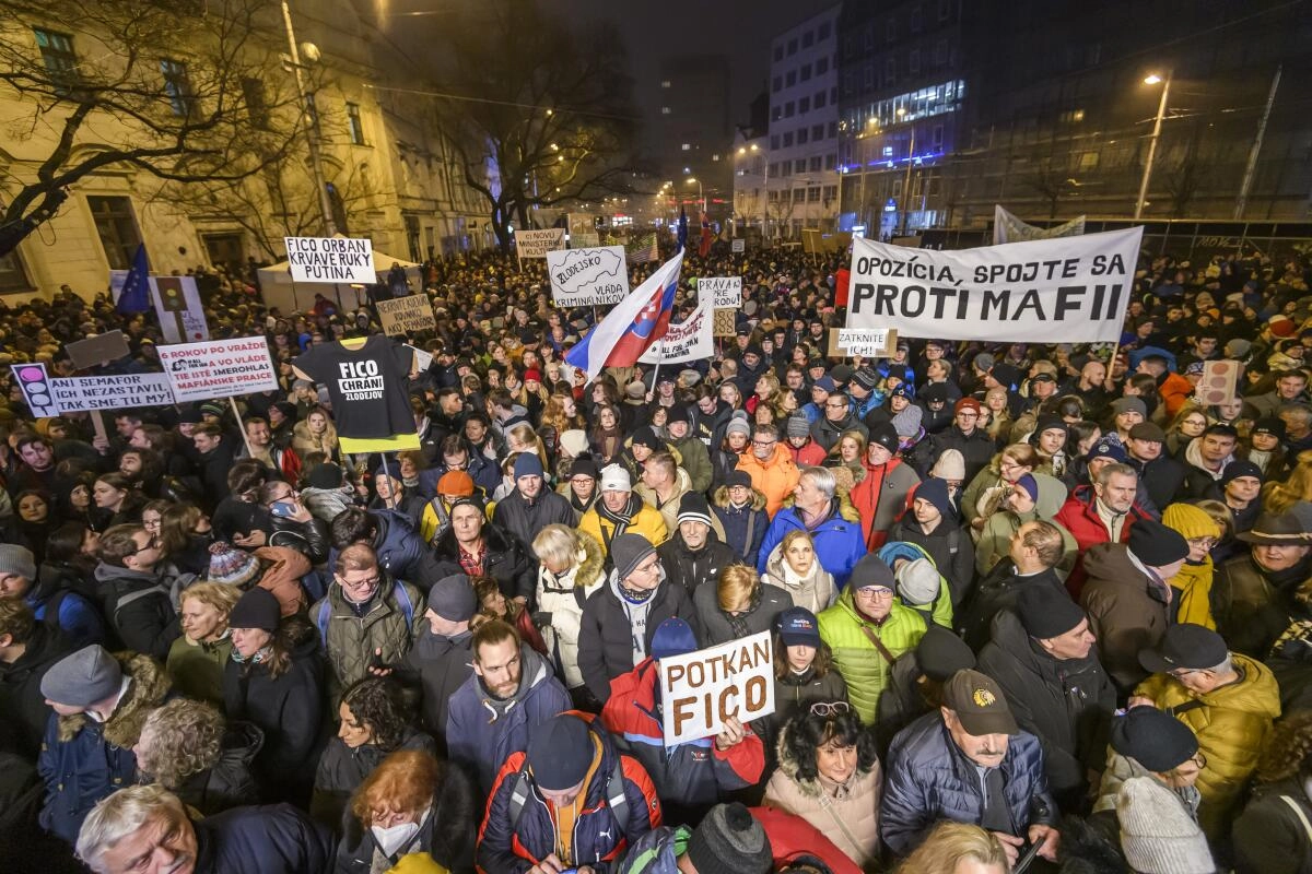 Rrugët e Sllovakisë “ziejnë” nga protestat masive