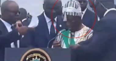 Presidenti i ri i Liberisë sëmuret gjatë inaugurimit, për pak sa nuk rrëzohet nga podiumi