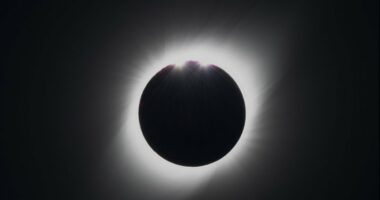 Dita do të kthehet në natë, kur do të ndodhë eklipsi total diellor