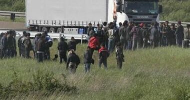 Transportonin emigrantë kundrejt pagesës, shpallen në kërkim 3 persona në Fier