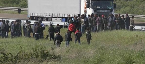 Transportonin emigrantë kundrejt pagesës, shpallen në kërkim 3 persona në Fier