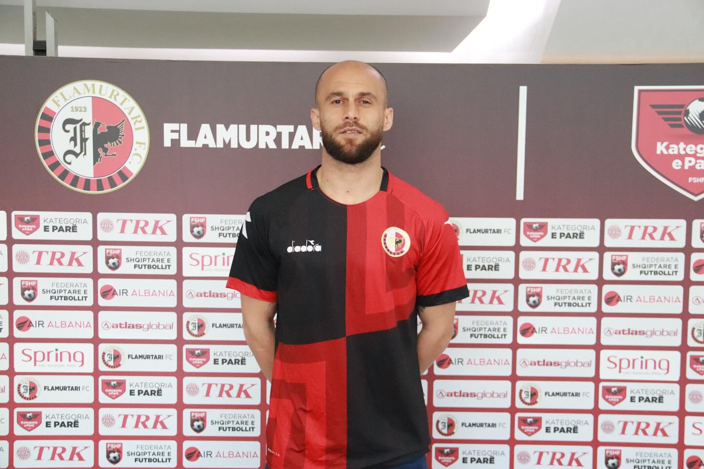 Flamurtari nuk ndalet në merkato, “Kuqezinjtë” transferojnë dy futbollistë për të kompletuar mbrojtjen