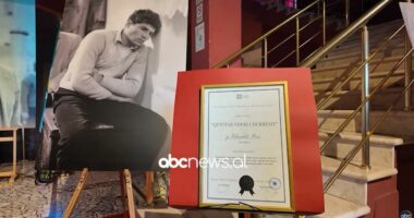 Nderohet aktori Xhevdet Ferri/ I jepet titulli “Nderi i qytetit”, kolegët ndanë kujtime në teatrin “Aleksandër Moisiu”