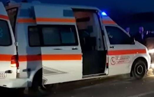 Humb kontrollin e ambulancës, lëndohet drejtuesi dhe infermierja në Fier