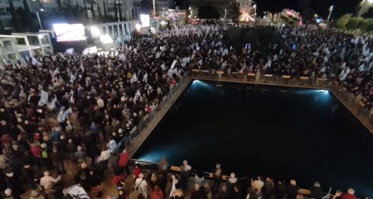 Mijëra protestues në Tel Aviv, thirrje për lirimin e pengjeve izraelite dhe largimin e Netanyahut