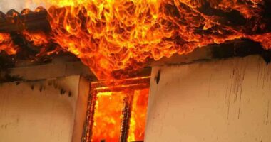 Zjarr në një banesë në Gjirokastër, raportohet për dëme materiale