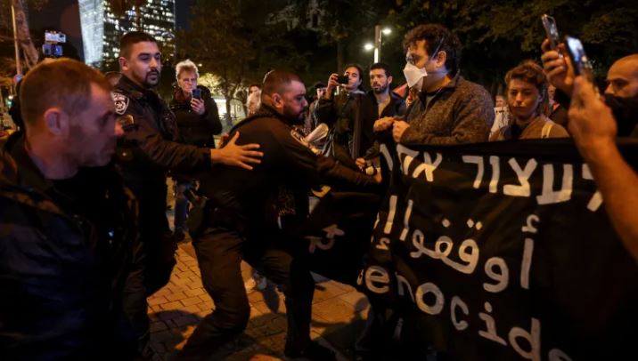 Protesta në Tel Aviv, mijëra njerëz bëjnë thirrje për armëpushim dhe paqe