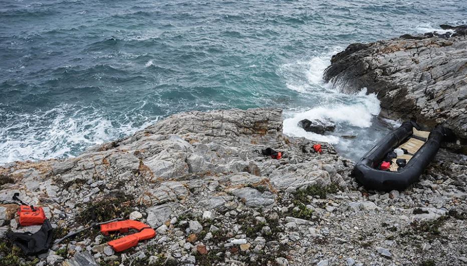 Përmbytet gomonia me emigrantë në Lesvos, tre viktima dhe rreth 15 të zhdukur