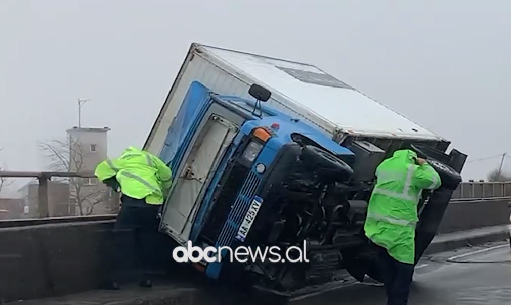 VIDEO/ Moti i keq, përmbyset kamioni në aksin Milot-Lezhë