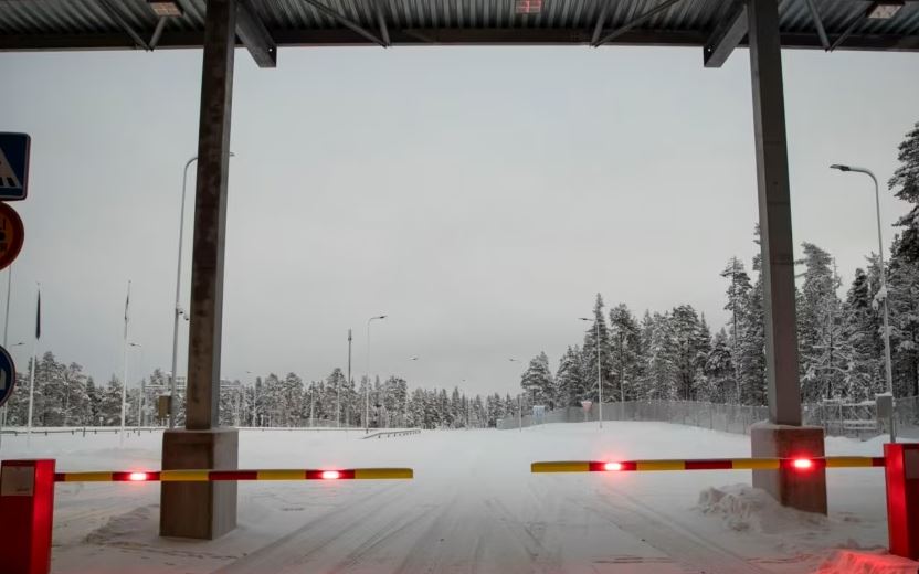 Finlanda zgjat mbylljen e kufirit me Rusinë