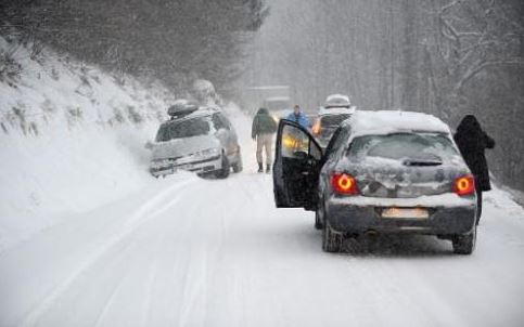 Moti i keq “paralizon” Francën, qindra automjete bllokohen në dëborë